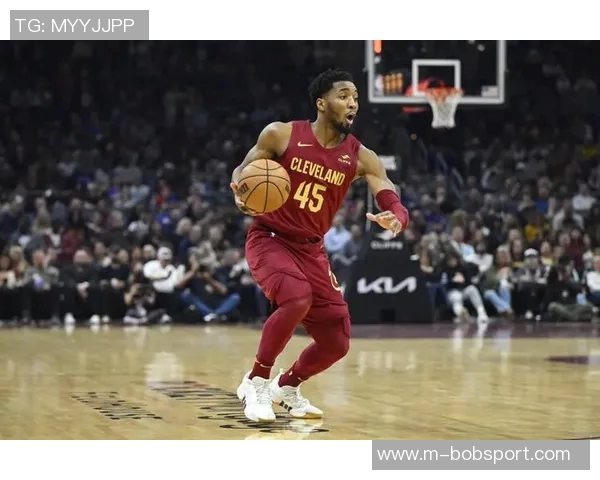 米切尔短暂出战18分钟表现平平贡献7分1板2助2断展现潜力