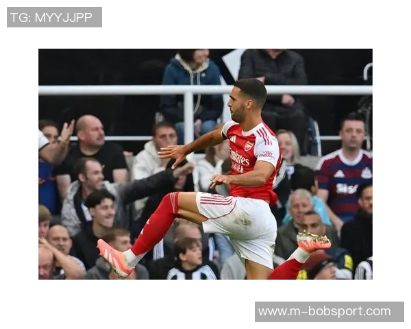 阿森纳与纽卡工作人员冲突现场惊现干草叉引发热议 阿森纳与纽卡工作人员冲突现场惊现干草叉引发热议